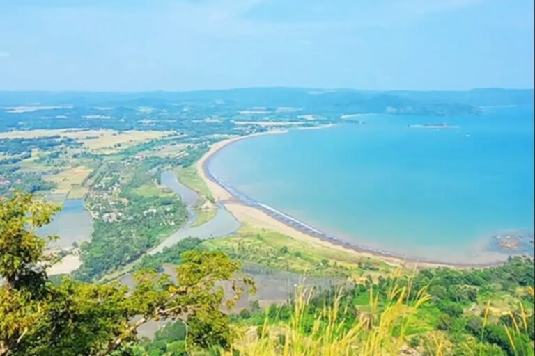Amfiteater Raksasa Berbentuk Tapal Kuda di Geopark Ciletuh2 1 768x512
