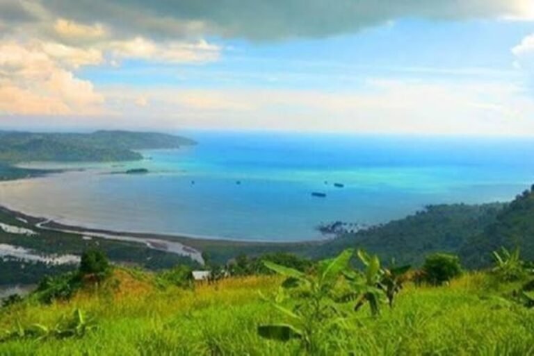 Amfiteater Raksasa Berbentuk Tapal Kuda di Geopark Ciletuh3 1 768x513