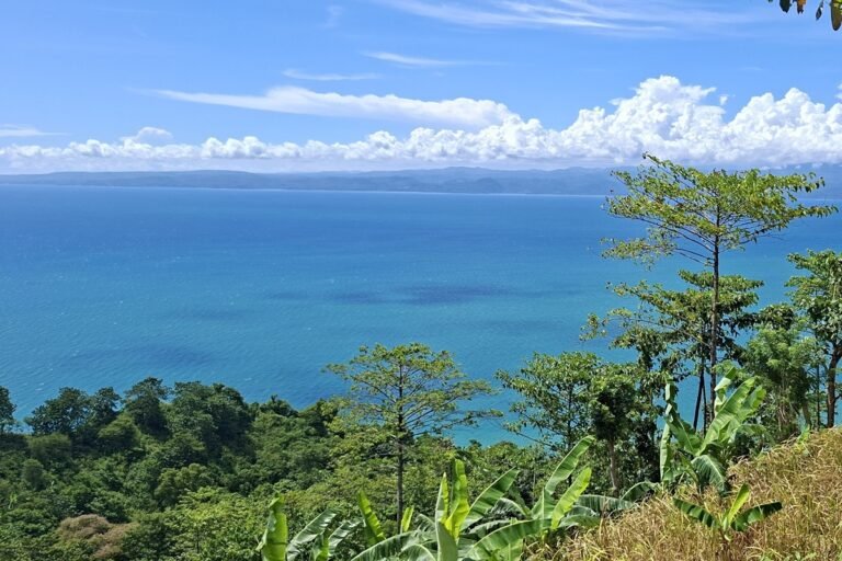 Amfiteater Raksasa Berbentuk Tapal Kuda di Geopark Ciletuh4 1 768x512