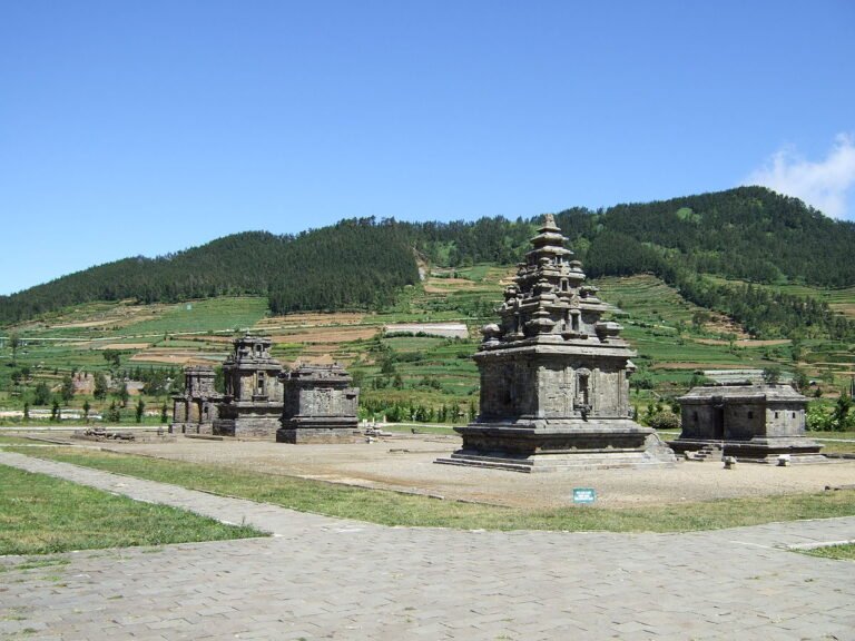 1200px Complex of Candi Arjuna 1 768x576