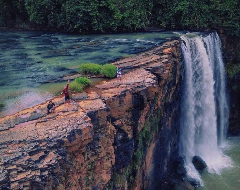 Curug Awang di Geopark Ciletuh 1080x856 1 768x609