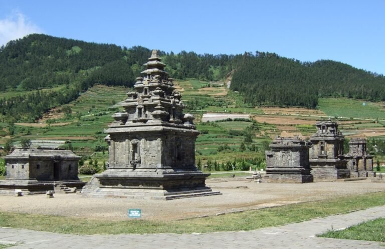 Komplek candi di dieng 1 768x498