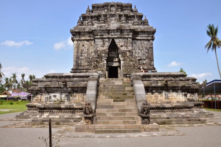 candi mendut jawa tengah 768x510