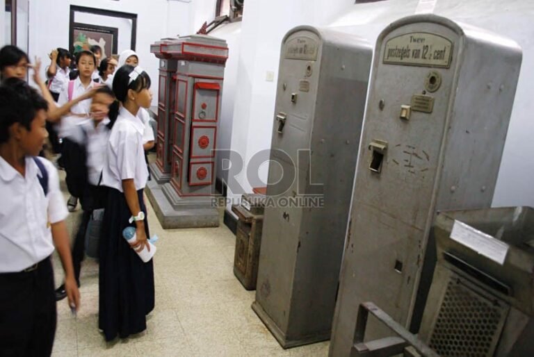 sejumlah pelajar mengamati bus surat dan alat tukar  140110175254 345 1 768x514