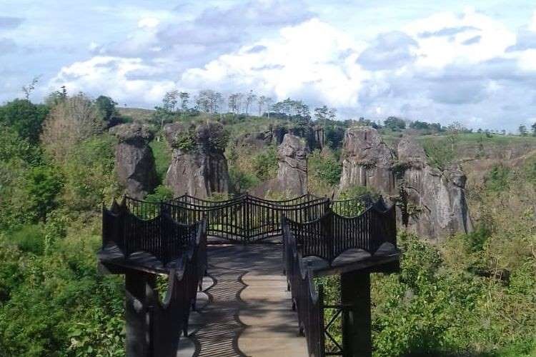 Spot selfie Broadwalk di Batu Soon dengan latar belakang batu bersusun