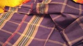 Mencintai dan melestarikan produk buatan Indonesia, sudah menjadi keharusan kita sebagai warga Indonesia. Apalagi adanya brand-brand lokal Indonesia yang telah mendunia, membuktikan bahwa produk lokal memang tak kalah dengan produk luar. Salah satu produk lokal yang sukses mendunia adalah sarung. Sarung memang memiliki keistimewaan bagi masyarakat Indonesia. Terlebih untuk kategori sarung tenun yang memiliki kemewahan dan keunikannya tersendiri, yang biasanya dinilai dari beberapa komponen, seperti mutu bahan, pola, kaya motif, tata warna, serta komponen lainnya. Salah satu sarung tenun buatan tangan perajin dalam negeri, adalah sarung Behaestex. Sejak 1953, sarung ini telah berpengalaman sebagai produk premium. Bahkan, kualitas sarung lokal ini telah diakui tak hanya di pasar nasional, tapi juga internasional. Direktur Utama Behaestex, Najib Abdurrauf Bahasuan, menceritakan, Behaestex awalnya bernama Pertenunan BHS di kota Gresik. Mulanya, mereka hanya memproduksi sarung tenun dengan Alat Tenun Bukan Mesin (ATBM). "Melewati beberapa dekade, kami terus berinovasi mengambil langkah strategis untuk meningkatkan kualitas produk dengan mempertahankan nilai budaya Indonesia. Akhirnya, kami menambah kekuatan memproduksi sarung dengan Alat Tenun Mesin (ATM)," ungkapnya saat memperkenalkan produk terbaru, BHS Cosmo, baru-baru ini. Najib menambahkan, di beberapa daerah, sarung tenun lokal ini sudah menjadi barang yang prestige untuk dimiliki. Dia pun turut bangga, karena masyarakat secara tidak langsung ikut serta melestarikan budaya Indonesia. "Kami terus berkomitmen selalu menghadirkan produk dengan mempertahankan nilai budaya Indonesia. Mulai dari proses pembuatannya, motifnya, serta unsur lainnya," kata dia. Najib lebih lanjut mengatakan, hingga saat ini kebutuhan akan sarung tenun lokal ini, masih tergolong tinggi, baik di pasar domestik maupun ekspor. "Kami terus mengembangkan distribusi produk baik lokal maupun internasional. Mulai dari Asia Tenggara, Afrika, Amerika, dan beberapa benua lainnya," tutur Najib Abdurrauf Bahasuan.