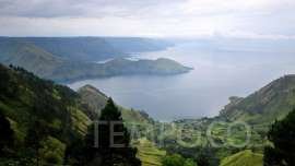 Kementerian Pekerjaan Umum dan Perumahan Rakyat membangun jaringan pipa Instalasi Pengelolaan Air Limbah atau IPAL di kawasan destinasi wisata superprioritas Danau Toba, Sumatera Utara. Jaringan pipa pengelolaan air limbah ini bertujuan mencegah air limbah dari rumah tangga dan hotel mencemari Danau Toba. Jaringan pipa instalasi pengolahan air limbah di Parapat ini menghubungkan dua wilayah, yaitu Parapat di Kabupaten Simalungun dan Ajibata di Kabupaten Toba. Pembangunan jaringan instalasi pengolahan air limbah Parapat mulai dari Jalan Sisingamangaraja, Terminal Sosorsaba, dan Jalan Anggarajim, kemudian masuk ke IPAL Pantai Bebas. Setelah itu air limbah diproses di Sijambur Ajibata berdekatan dengan kolam fakultatif, maturasi, dan bak pengering lumpur. Baca juga: Luhut Pandjaitan Cari Orang Batak Jadi Direktur Utama Badan Otorita Danau Toba Pembangunan jaringan instalasi pengolahan air limbah Parapat digarap oleh Balai Prasarana Pemukiman Wilayah atau BPPW Sumatera Utara sejak 2 September 2020 dan rampung 2 September 2021. Anggaran pembuatan jaringan instalasi pengolahan air limbah ini menelan dana Rp 59,42 miliar dari APBN 2020. "Pembangunan infrastruktur pada setiap destinasi wisata superprioritas direncanakan secara terpadu, baik penataan kawasan, jalan, penyediaan air baku dan air bersih, pengelolaan sampah, sanitasi, dan perbaikan hunian penduduk," kata Menteri Pekerjaan Umum dan Perumahan Rakyat, Basuki Hadimoeljono dalam keterangan tertulis di Jakarta, Sabtu 23 Januari 2021. Saat berbincang dengan Menteri Pariwisata dan Ekonomi Kreatif, Sandiaga Uno, beberapa waktu lalu, Basuki menjelaskan pembangunan infrastruktur di lima destinasi wisata superprioritas dengan total anggaran Rp 7,96 triliun. Anggaran pembangunan infrastruktur untuk lima destinasi wisata superprioritas itu turun secara bertahap, mulai 2019 sampai 2021. Rinciannya, pada 2019 sebesar Rp 1,65 triliun, tahun anggaran 2020 sebesar Rp 3,70 triliun, dan Rp 2,60 triliun di 2021. Adapun lima destinasi wisata superprioritas itu adalah Labuan Bajo, Danau Toba, Likupang, Borobudur, dan Mandalika.