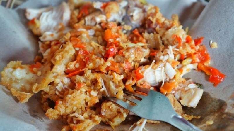 Ayam geprek, kuliner berbahan dasar ayam yang populer sejak 2017. Seperti namanya, hidangan ini berupa ayam yang digeprek bersama cabai, bawang putih, garam, dan terasi yang telah dihaluskan. Pemutar video dari: YouTube (Kebijakan Privasi, Persyaratan) Level pedasnya pun bisa dipesan sesuai selera. Ayam geprek sebenarnya berasal dari Yogyakarta, namun ada juga ayam geprek di Solo dengan rasa yang lezat. Berikut rekomendasi ayam geprek di Solo yang bisa dicicipi: 1. Ayam Geprek Abang Ireng Jl. Duwet Raya No.11, Karangasem, Laweyan, Kota Surakarta Ayam Geprek Abang Ireng memiliki sejumlah cabang di Solo, dua di antaranya di kawasan kampus Universitas Sebelas Maret (UNS) dan Universitas Muhammadiyah Surakarta (UMS). Tak cuma menawarkan ayam geprek original, kuliner Solo ini juga memiliki menu-menu unik. Di antaranya geprek keju, mozzarella, kuah pedas, lada hitam, lombok ijo, dan sebagainya. 2. Ayam Geprek Djogjakarto Jl. Duwet Raya No.3, Karangasem, Laweyan, Kota Surakarta Tak jauh dari Ayam Geprek Abang Ireng dan Ayam Geprek Bang Mamad, ada Ayam Geprek Djogjakarto. Seperti namanya, ayam geprek ini berasal dari Yogyakarta. Ayam geprek di Solo ini kebanyakan menawarkan menu original, namun dengan tambahan sayur yang gratis. 3. Ayam Geprek Mbah So Jl. Syamsurizal, Setabelan, Banjarsari, Setabelan, Banjarsari, Kota Surakarta Ayam Geprek Mbah So terkenal dengan menu sambal lada hitamnya. Namun selain itu masih ada varian lain, yaitu sambal bawang, matah, asam manis, dan original. 4. Ayam Geprek Bensu Jl. Moh. Husni Thamrin No.12B, Manahan, Banjarsari, Kota Surakarta Ayam Geprek Bensu didirikan oleh seleb terkenal Ruben Onsu. Salah satu menu yang cukup favorit di sini yaitu Indomie geprek. Menu ini berupa Indomie goreng yang disajikan dengan topping ayam geprek. 5. Ayam Geprek Keprabon Jl.Teuku Umar No.30, Keprabon, Surakarta Selanjutnya yaitu Ayam Geprek Keprabon. Menu yang disediakan pun sangat menarik untuk dicicipi mulai dari geprek biasa, geprek jumbo, dan geprek blenger.