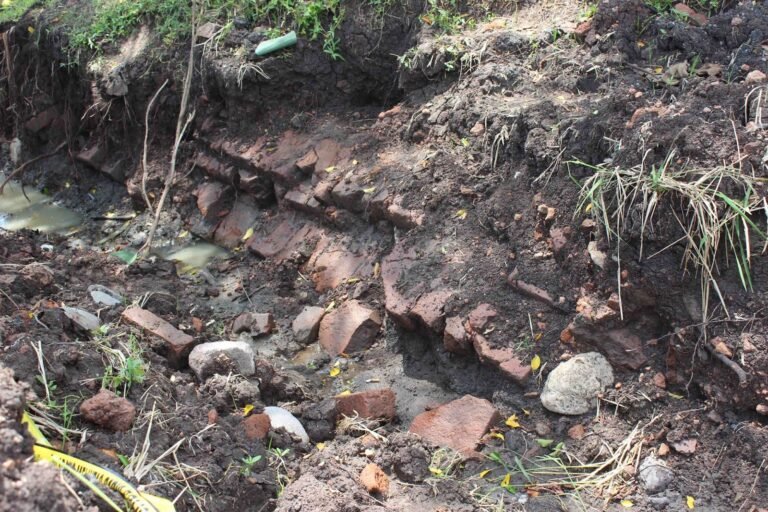 SUSUANAN BATU BATA KUNO YANG BERADA TAK JAUH DARI LOKASI SITUS WATU KEBO 768x512