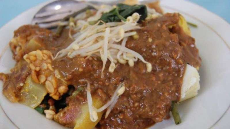 7 Kuliner Legendaris di Malang Buat Makan Siang, Cobain Segarnya Rujak Cingur dengan Bumbu Petis