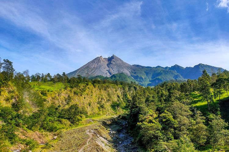 5 Tempat untuk Bisa Memotret Puncak Gunung Merapi dengan Jelas