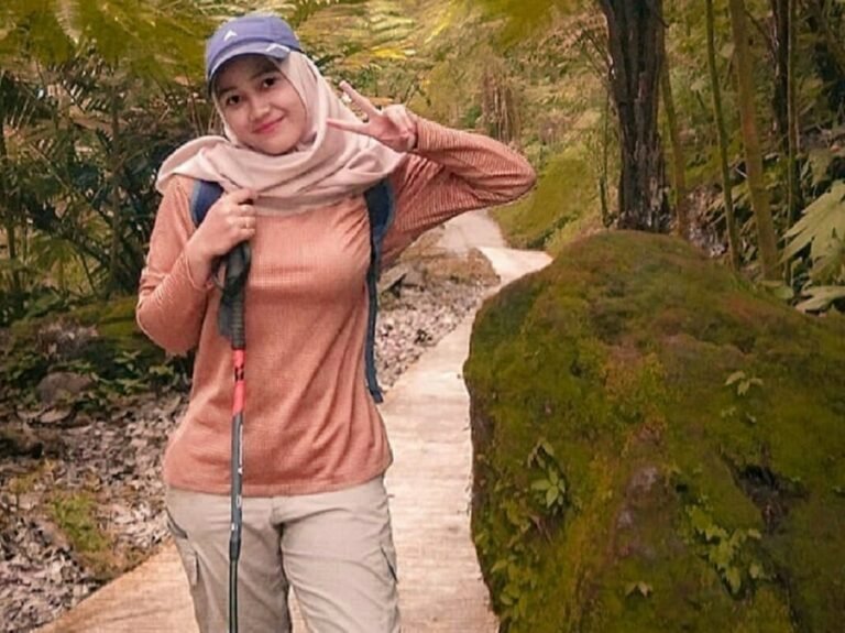 Jalur treking menuju Air Terjun Sikulikap Karo Sumatera Utara sudah tertata rapi dan dikelola dengan baik nickyfitriani e1598932245798 1024x767 1 768x575 1