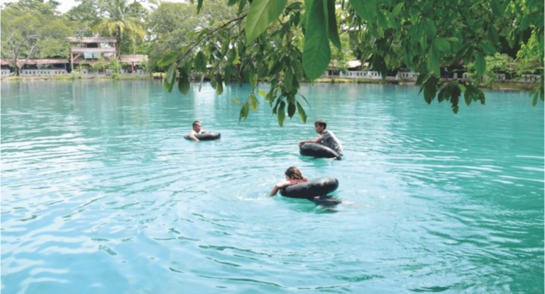Pengunjung Sedang Berenang di Tepi Danau Ria 1024x552 1 768x414 1