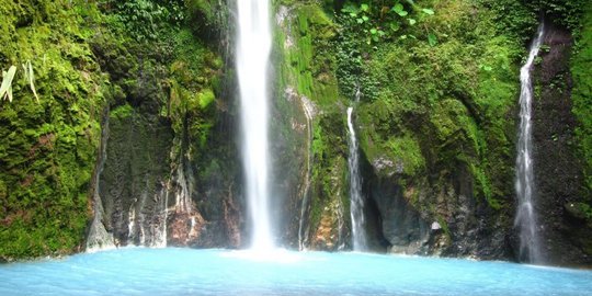 menengok telaga dwi warna air terjun unik di tengah alam sibolangit
