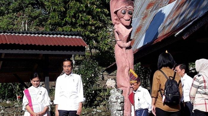 presiden jokowi dan ibu negara iriana saat meninjau kampung siallagan
