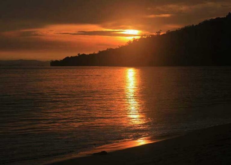 sunset di pantai pandan 768x549