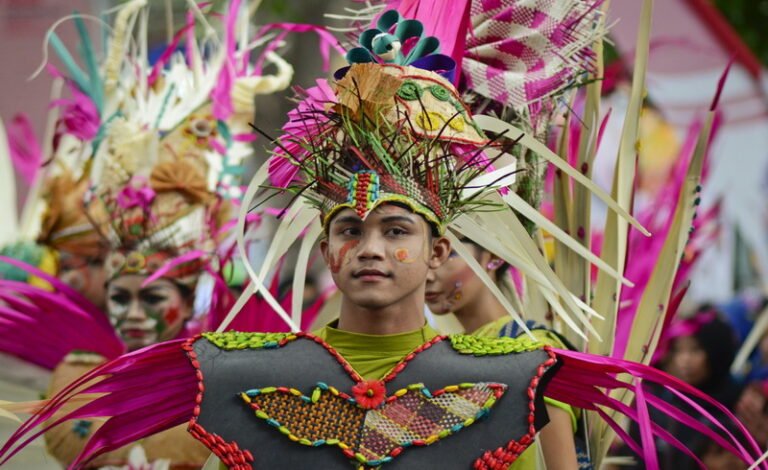 meriah karnaval pesona lombok sumbawa dibanjiri ribuan orang OpBxZrouTB 768x470