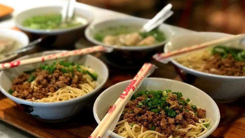 Jadi Surganya Kuliner Malam, 7 Tempat Makan di Bandung yang Wajib Dicoba