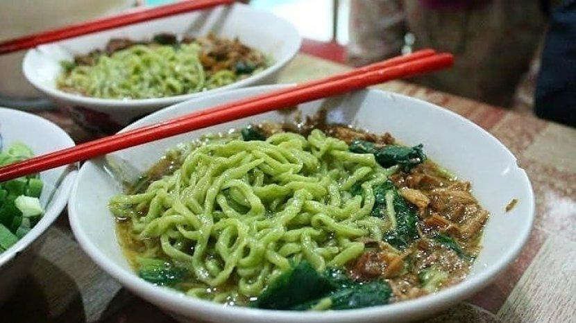Rekomendasi 10 Mi Ayam Enak di Semarang, Cobain Uniknya Mi Ayam Rumput yang Berwarna Hijau