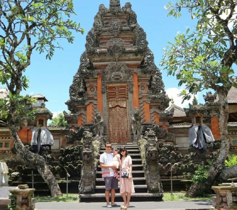 Berfoto berlatar arsitektur candi Bali klasik di area Pura Saraswati Gianyar Bali niasavitri1404 1024x906 1 768x680