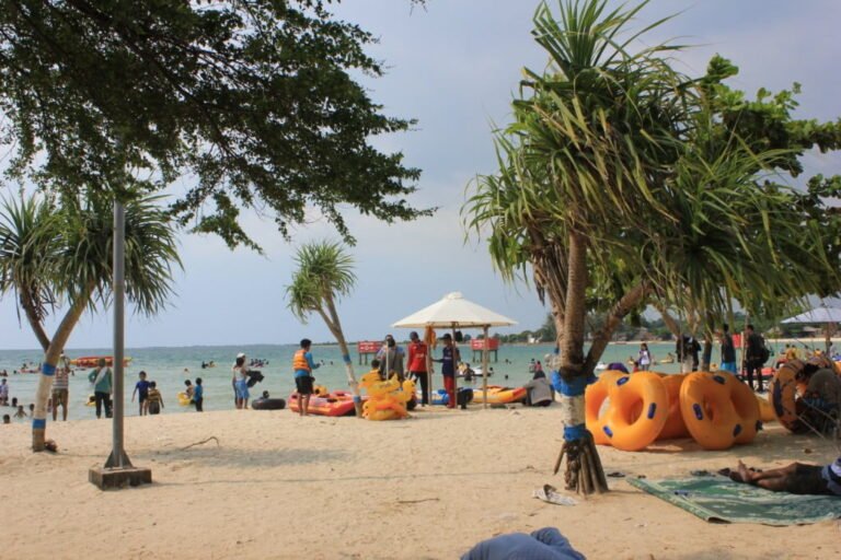 Pantai Bandengan Pantai Tirto Samudro 768x512