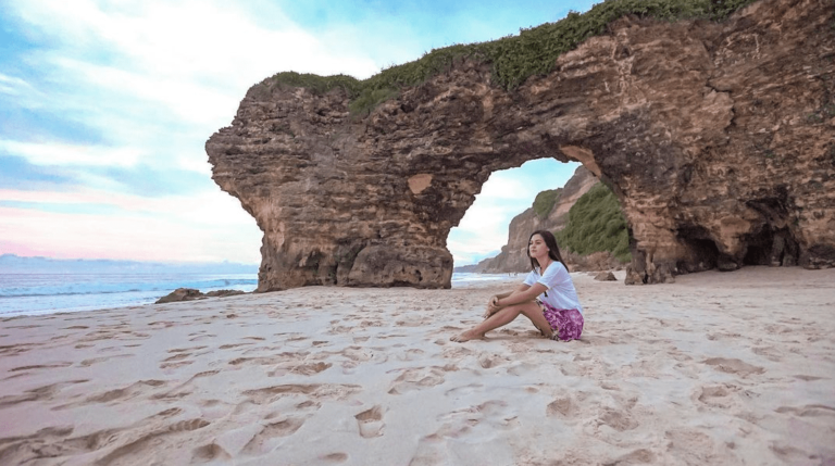 Pulau Sumba dan Pesona Pantai Bawana Banna di Sumba Barat Daya 768x429