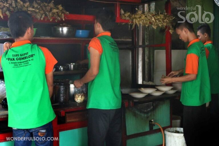 TAHU KUPAT PAK GOMBLOH 2 1024x683 1 768x512