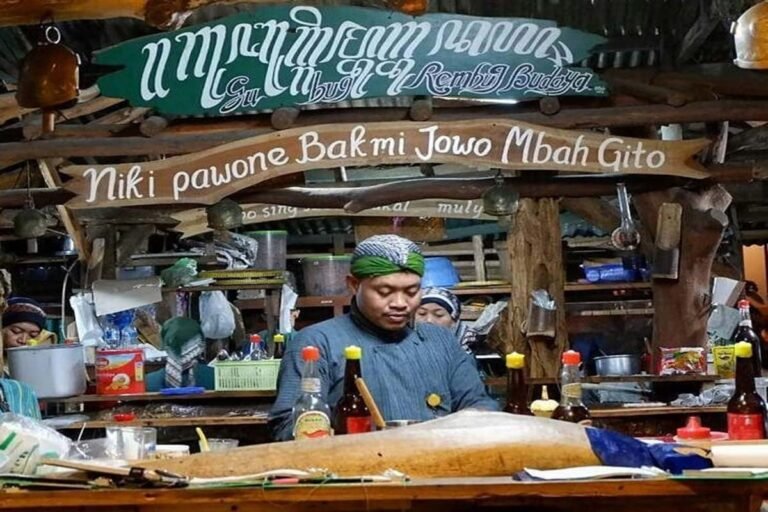 suasana warung makam bakmi mbah gito foto visitingjogjai rw23 768x512