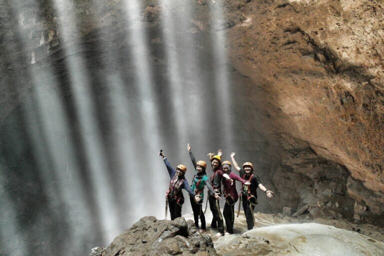 wisatawan gua jomblang min 768x512