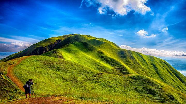 Main-mainlah ke Bukit Holbung Samosir Lokasi Film Ngeri-ngeri Sedap