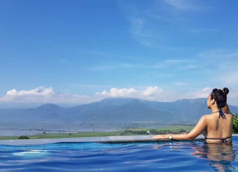 Kolam renang dengan pemandangan alam 768x555