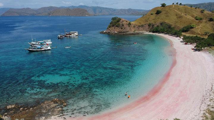 Rekomendasi 17 Wisata Pantai di Indonesia, Termasuk Pink Beach dan Pantai Liang