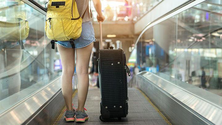 Trik Supaya Tak Perlu Lama Menunggu Koper Keluar dari Bagasi Pesawat