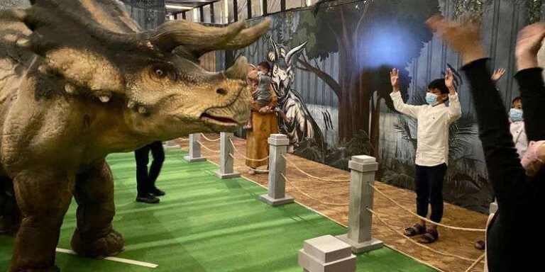Wahana Dinosaurus di Grand Metropolitan Mall 768x384
