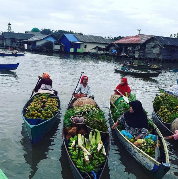 Rekomendasi Wisata Pasar Apung di Indonesia, Unik dan Menarik!