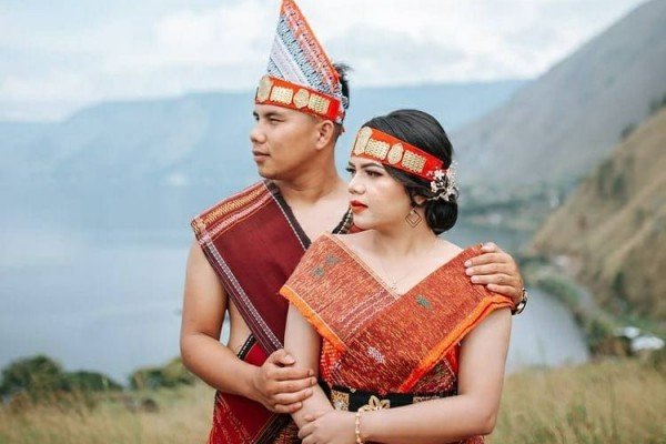 10 Ide Foto Prewedding Berlatar Danau Toba, Romantis bersama Alam!