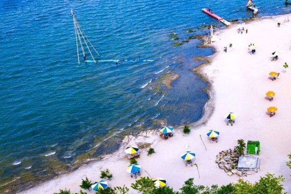 5 Pantai Pasir Putih di Sekitar Danau Toba, Cocok untuk Healing