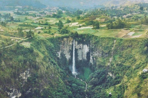 5 Wisata Air Terjun di Sekitar Danau Toba, Alamnya Indah Menakjubkan