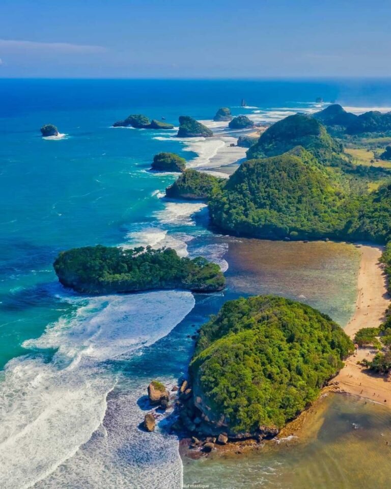 Wisata Pantai Teluk Asmara1 768x960