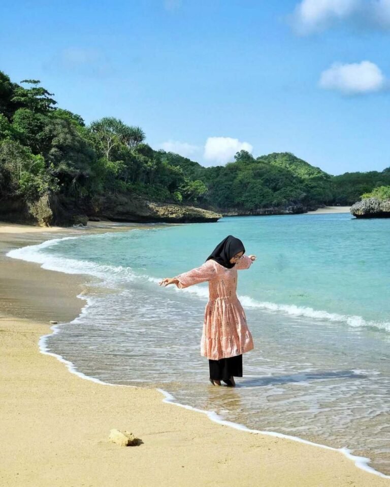 Wisata Pantai Teluk Asmara2 768x960