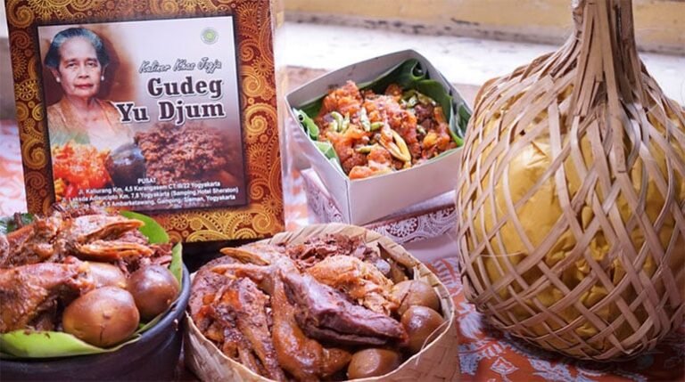 Gudeg Yu Djum Nikmatnya Gudeg Legendaris Khas Jogja Sejak Tahun 1951 768x429 1