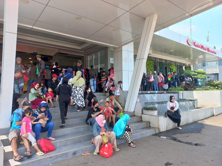 Toko Daging Nusantara Diserbu Warga, Antreannya Mengular Hingga ke Luar