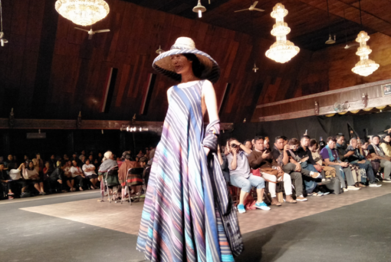 acara fashion show sebagai penutup festival tenun nusantara di  181018173008 519 768x514 1 1