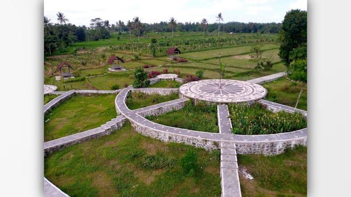 Dari Menara Pandang di Sintung Park, Terlihat Keindahan Gunung Rinjani dan Kota Mataram