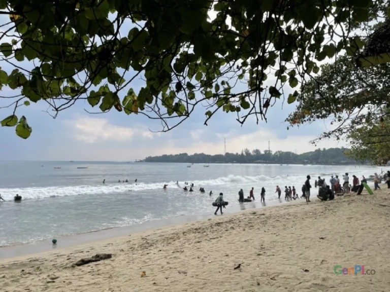 pantai carita pandeglang banten menyuguhkan pesona keinda cxwc 768x576 1