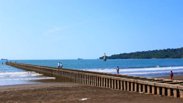 pantai teluk penyu cilacap jawa tengah 768x431