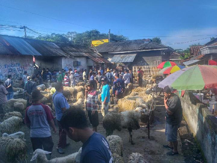 Uniknya Pasar Sanggrahan Magelang, Banyak Tukang Cukur Tradisional Hingga Penjual Rokok Kemenyan