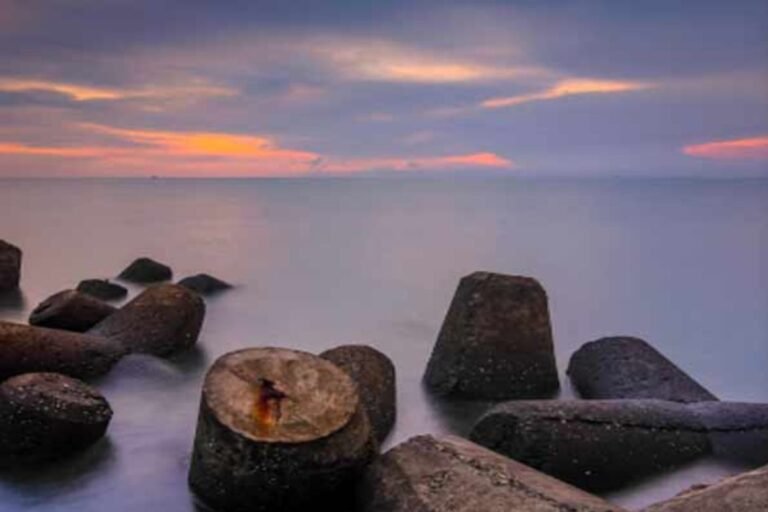 Pantai Glayem di Indramayu 3 768x512