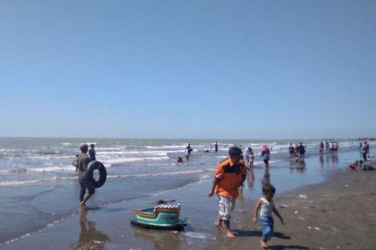 Pantai Glayem di Indramayu 7 768x512
