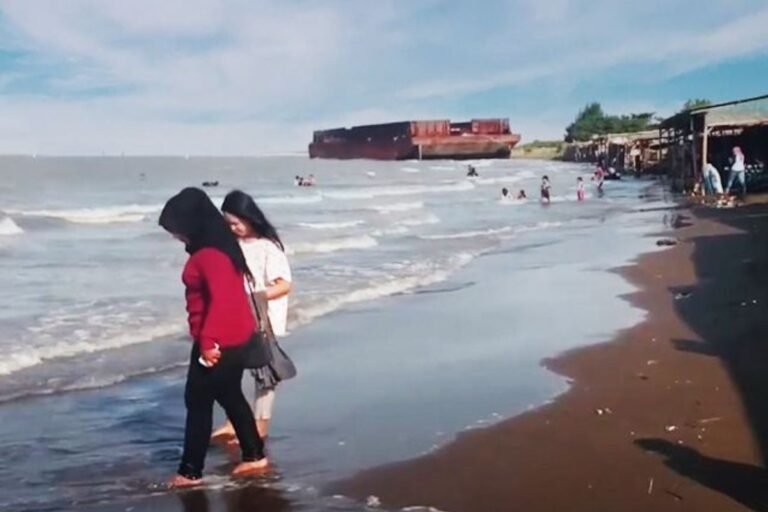 Pantai Glayem di Indramayu 8 768x512